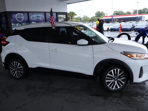 Used 2021 Nissan Kicks SV image 4