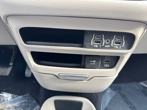Used 2022 Chrysler Pacifica Touring-L image 15
