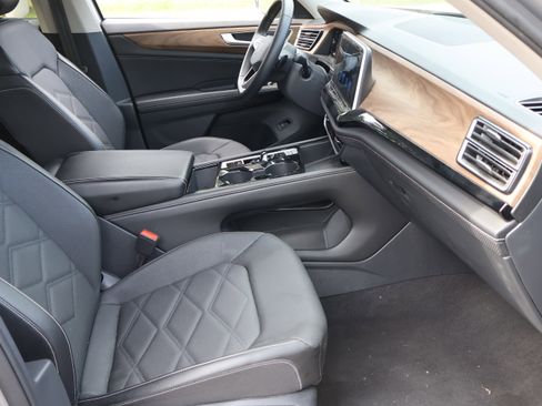 Used 2024 Volkswagen Atlas SE image 17