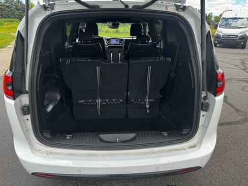 Certified 2025 Chrysler Pacifica Limited FWD image 17
