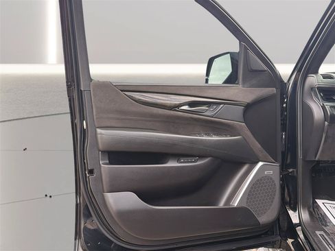 Used 2017 Cadillac Escalade Platinum AWD/4WD image 16