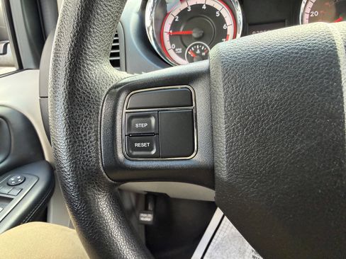 Used 2013 Dodge Grand Caravan SXT image 39