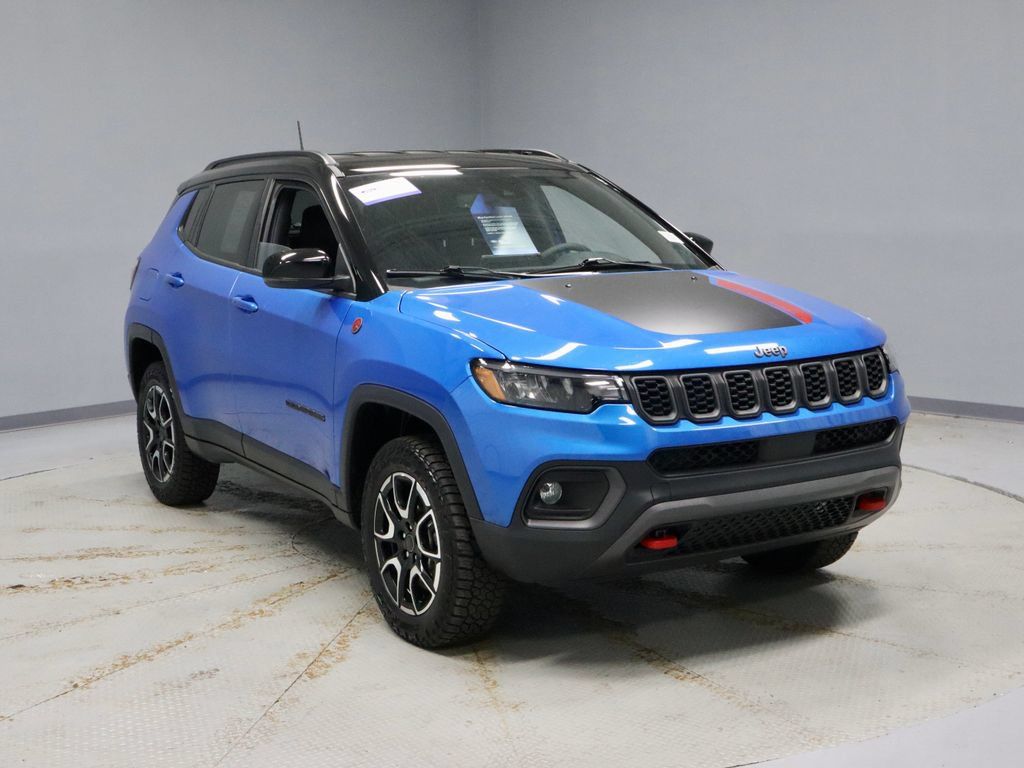 Used 2025 Jeep Compass Trailhawk AWD/4WD image 1