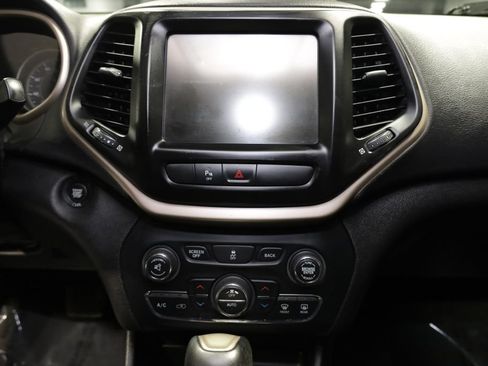 Used 2018 Jeep Cherokee Limited AWD/4WD image 25