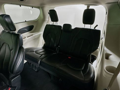 Used 2022 Chrysler Pacifica Touring-L image 28