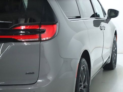 Used 2021 Chrysler Pacifica Touring-L w/ Uconnect Theater Family Group image 46