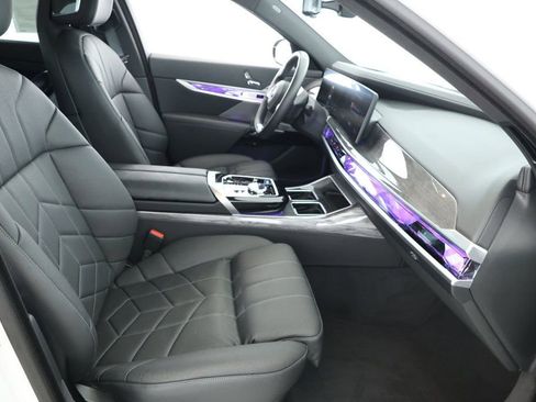 Used 2024 BMW i7 eDrive50 image 22