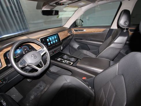 Used 2025 Volkswagen Atlas SE image 2