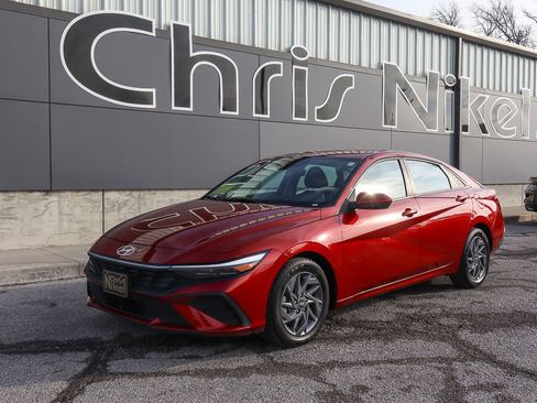 Used 2024 Hyundai Elantra SEL image 1