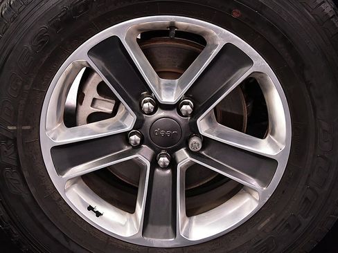 Used 2023 Jeep Wrangler Sahara image 9