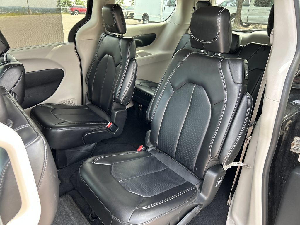 Used 2024 Chrysler Pacifica Touring-L FWD image 20