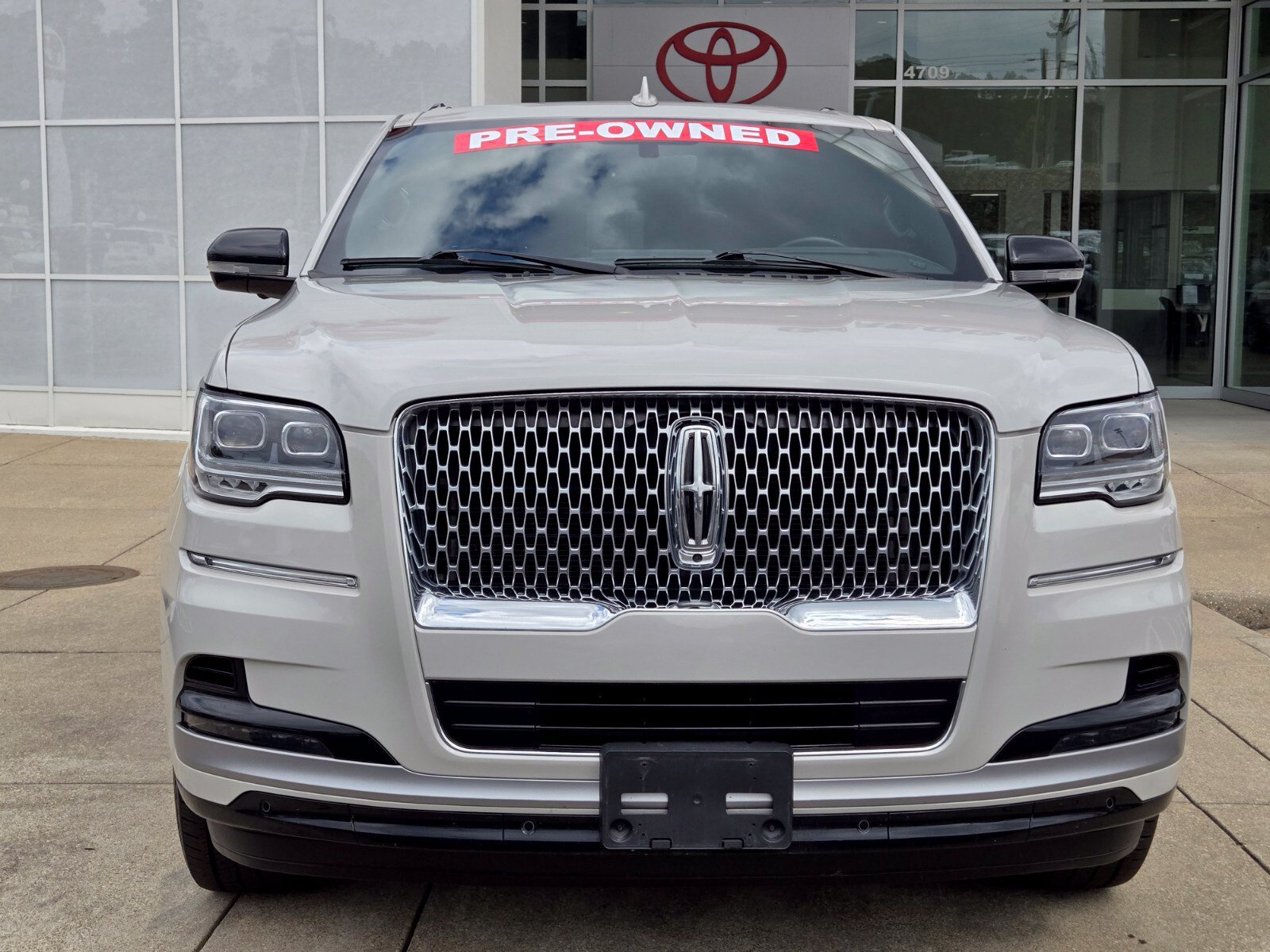 Used 2023 Lincoln Navigator Reserve AWD/4WD image 8