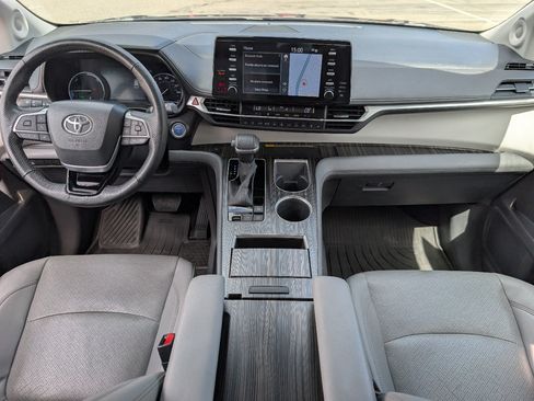 Used 2023 Toyota Sienna Limited FWD image 4