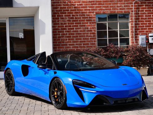 Used 2025 McLaren Artura Spider image 1