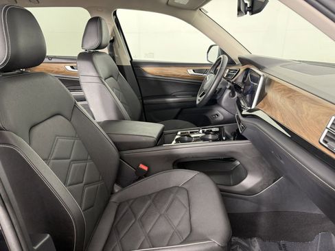 Used 2025 Volkswagen Atlas SE image 10