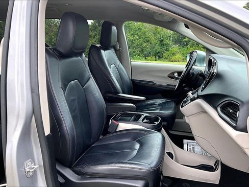 Used 2018 Chrysler Pacifica Touring-L FWD image 7