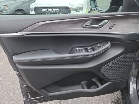 New 2025 Jeep Grand Cherokee L Limited w/ Trailer Tow Package image 5