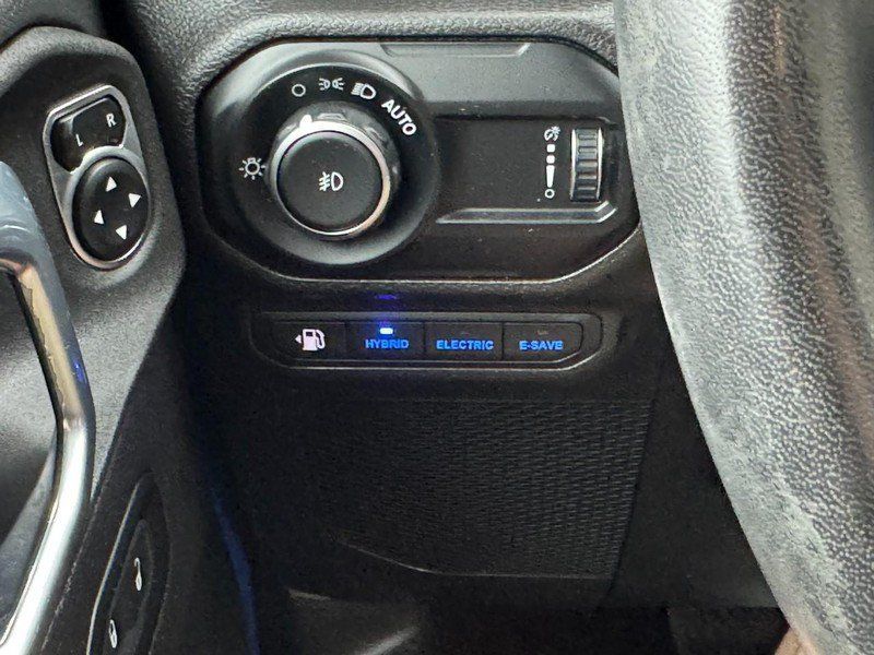 Used 2023 Jeep Wrangler Unlimited Sahara w/ Cold Weather Group AWD/4WD image 18