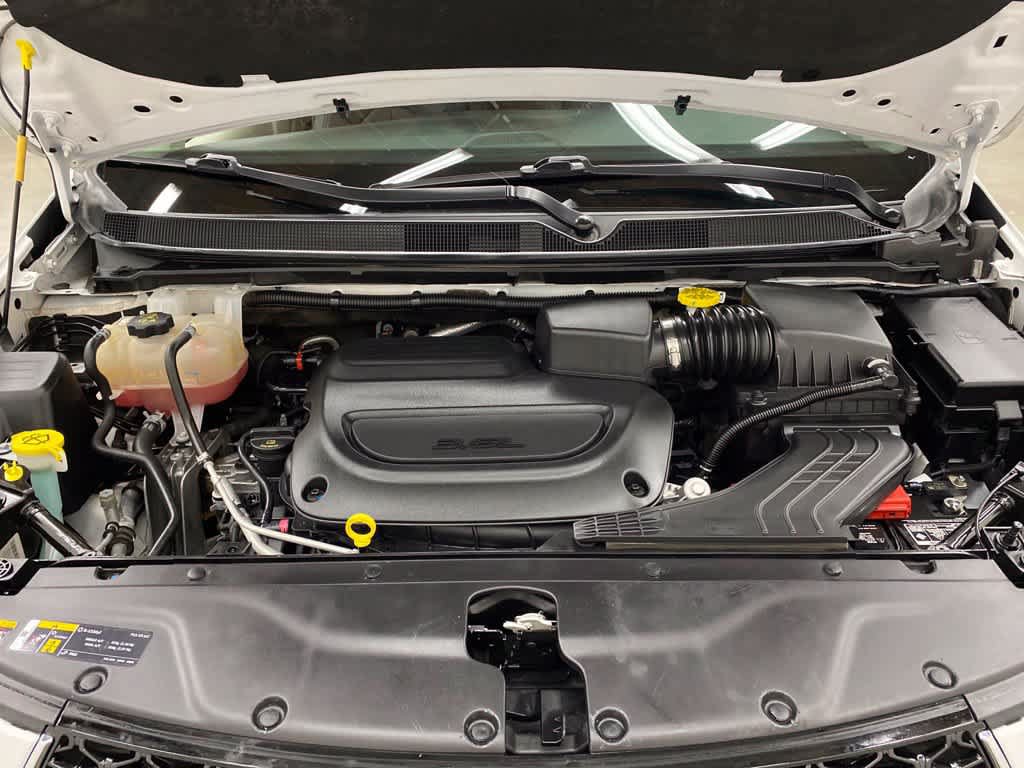 Used 2024 Chrysler Pacifica Touring-L FWD image 12