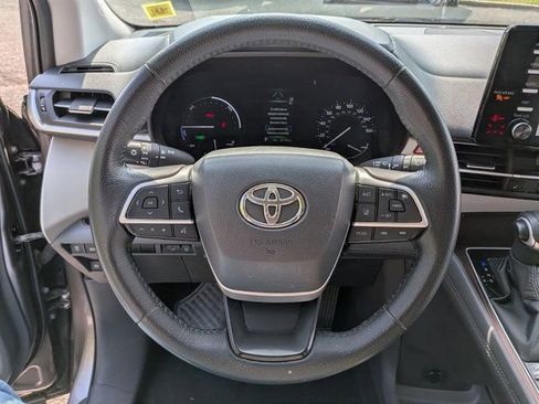 Used 2022 Toyota Sienna XLE AWD/4WD image 18