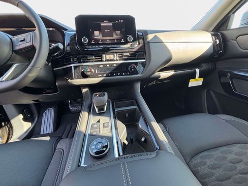 New 2025 Nissan Pathfinder SV w/ SV Premium Package image 17