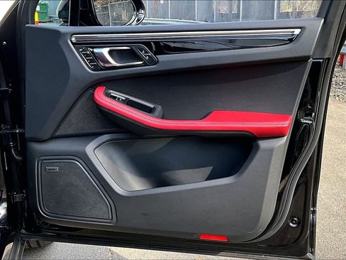 Certified 2025 Porsche Macan AWD/4WD image 29