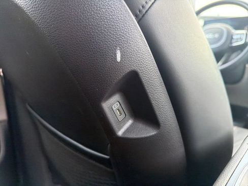 Used 2025 Kia Carnival FWD image 30