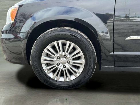 Used 2015 Chrysler Town & Country Touring-L w/ Driver Convenience Group image 36