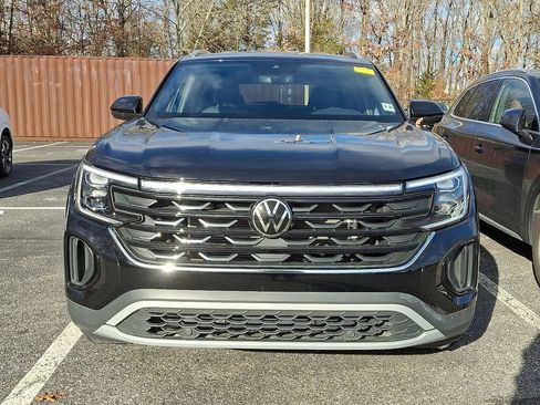 Used 2024 Volkswagen Atlas Cross Sport SE image 2