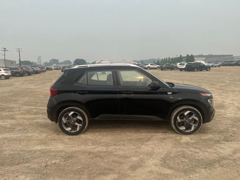Used 2023 Hyundai Venue SEL FWD image 6