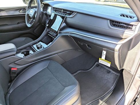 New 2025 Jeep Grand Cherokee L Altitude image 27