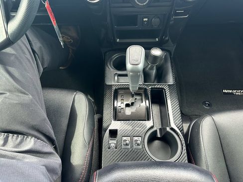 Used 2019 Toyota 4Runner TRD Off-Road Premium AWD/4WD image 18