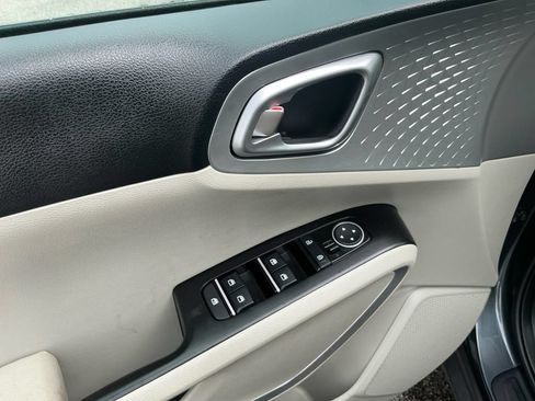 Used 2024 Kia Soul LX w/ Option Group 015 FWD image 16