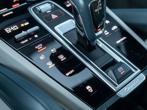 Certified 2023 Porsche Cayenne Platinum Edition image 28