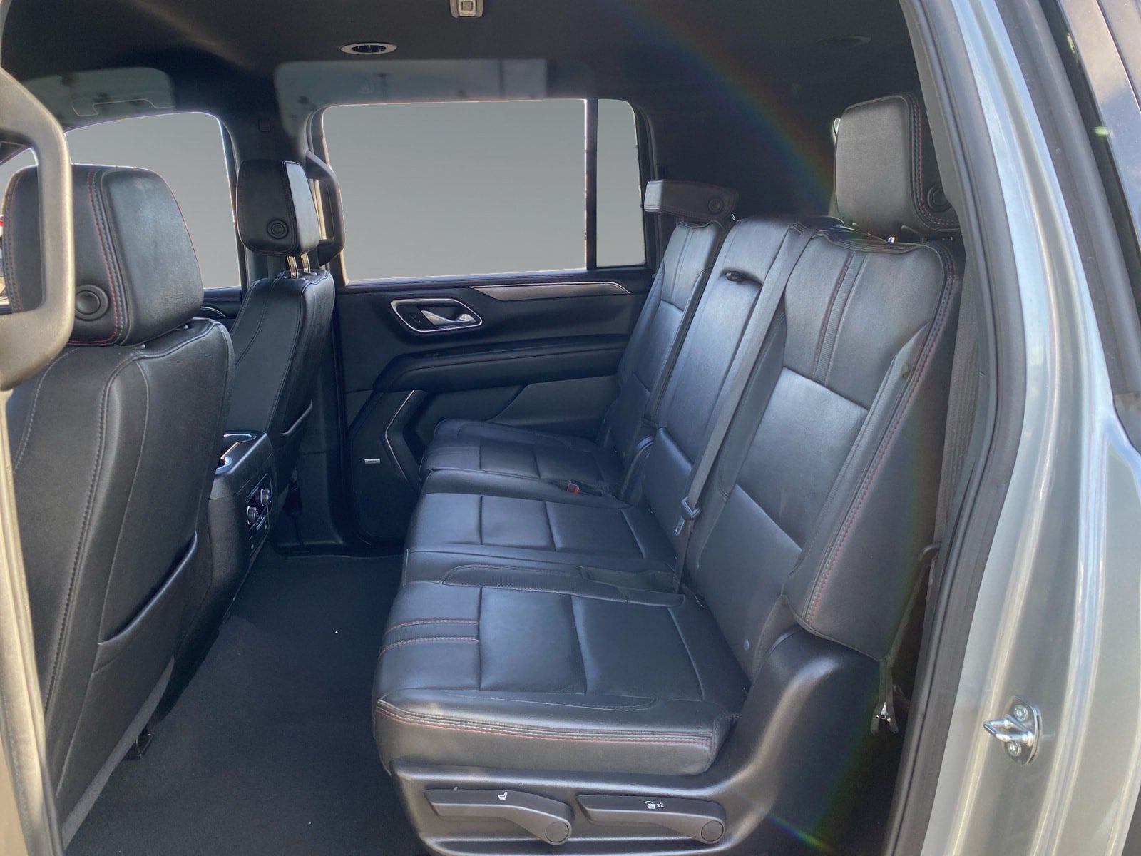 Used 2024 Chevrolet Suburban RST RWD image 13