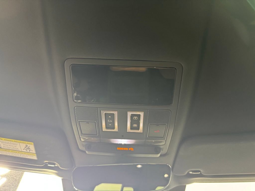 Used 2024 Land Rover Defender 130 X-Dynamic SE AWD/4WD image 22