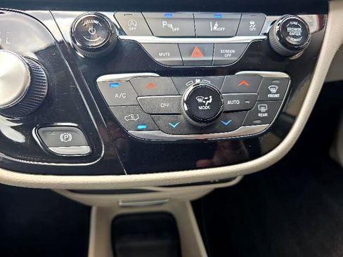 Used 2024 Chrysler Pacifica Touring-L image 11