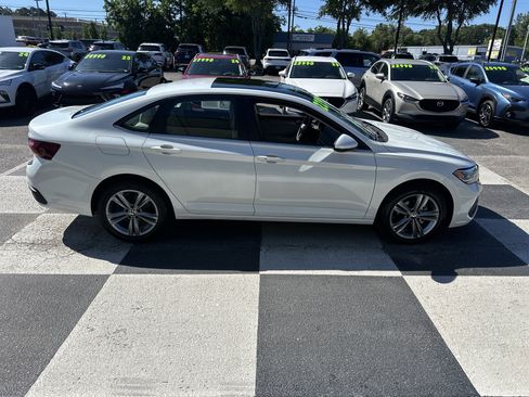 Used 2024 Volkswagen Jetta SE w/ Panoramic Sunroof Package FWD image 4