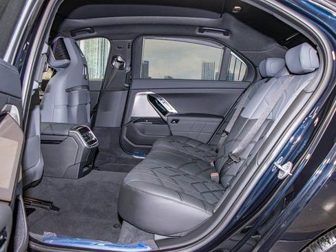 Used 2025 BMW 760i xDrive w/ Premium Package image 22