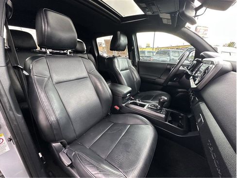 Used 2019 Toyota Tacoma TRD Sport image 4