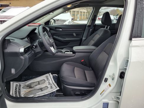 Used 2024 Nissan Altima 2.5 SV w/ SV Premium Package image 15