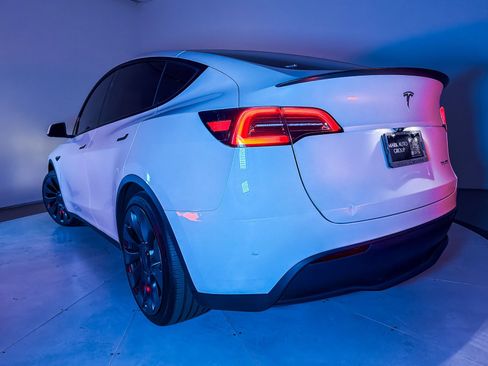 Used 2024 Tesla Model Y Performance AWD/4WD image 3