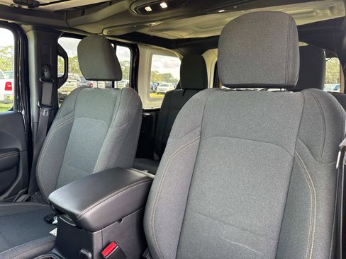 Used 2025 Jeep Wrangler Sahara image 21