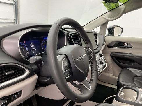 Used 2024 Chrysler Pacifica Touring-L image 17