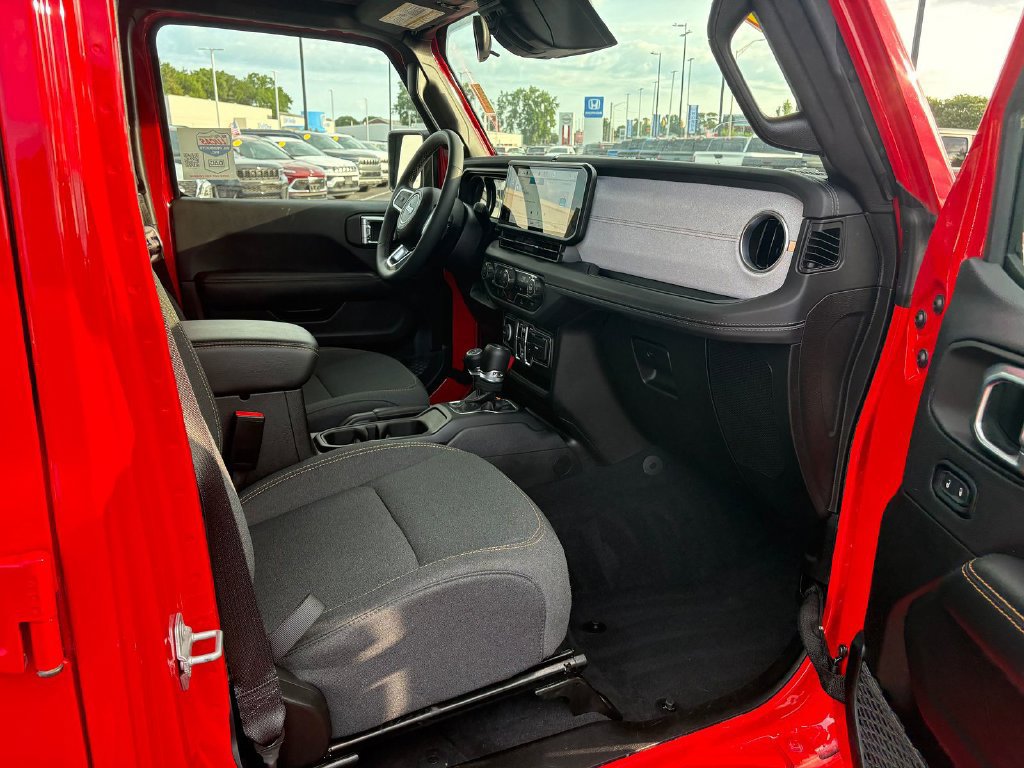 Used 2025 Jeep Wrangler Unlimited Sahara AWD/4WD image 9