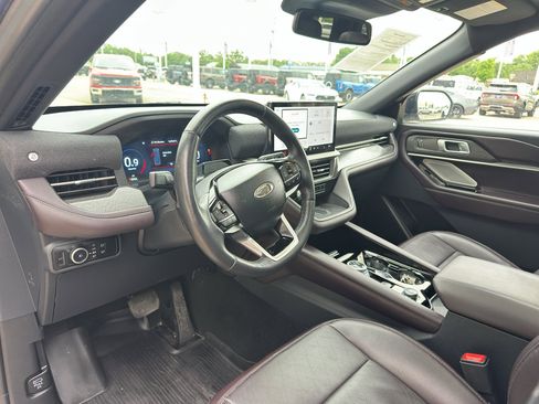 Used 2025 Ford Explorer Platinum AWD/4WD image 12