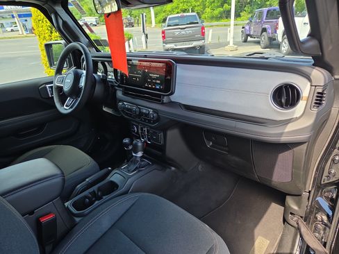 Certified 2025 Jeep Wrangler Unlimited Sahara w/ Safety Group AWD/4WD image 19