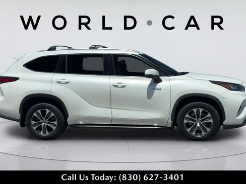 Used 2020 Toyota Highlander XLE FWD image 3