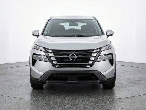 Used 2025 Nissan Rogue SV image 2