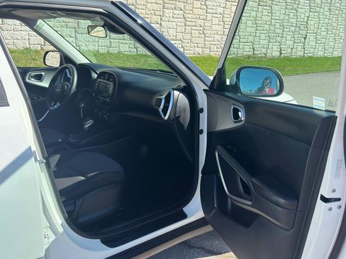 Used 2022 Kia Soul LX w/ Technology Package image 22